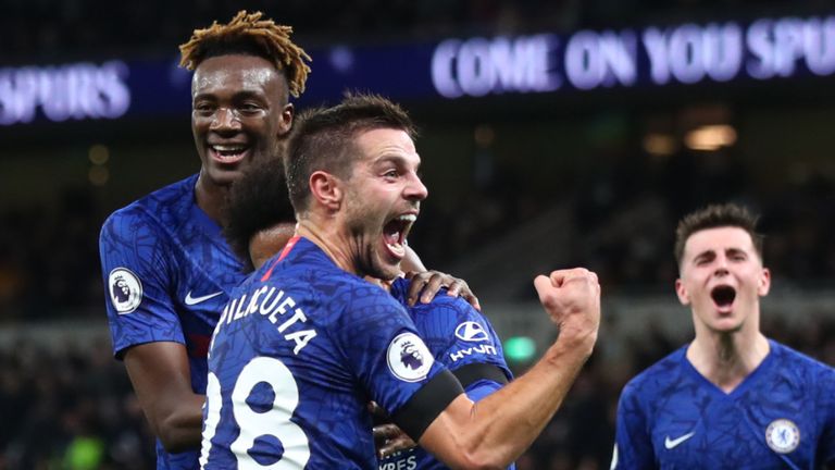 Chelsea celebrate Willian's goal