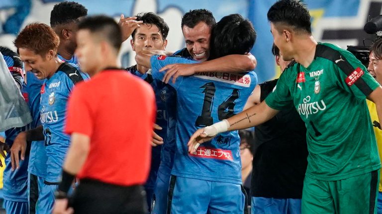 Leandro Damiao celebrates