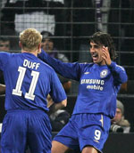 Hernan Crespo scores Chelsea's first goal