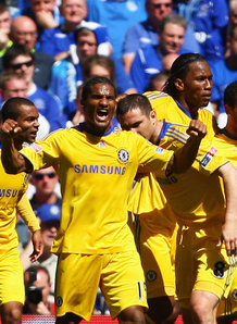 Chelsea celebrate Drogba's goal