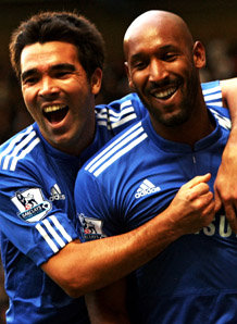 Deco celebrates with Nicolas Anelka
